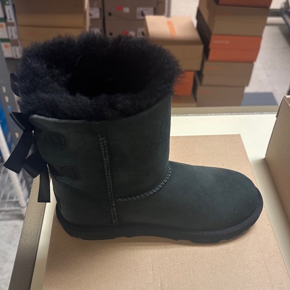 Faded but brand new!! $100 off!!Kids Ugg Bailey Bow 2 - Picture 4 of 13